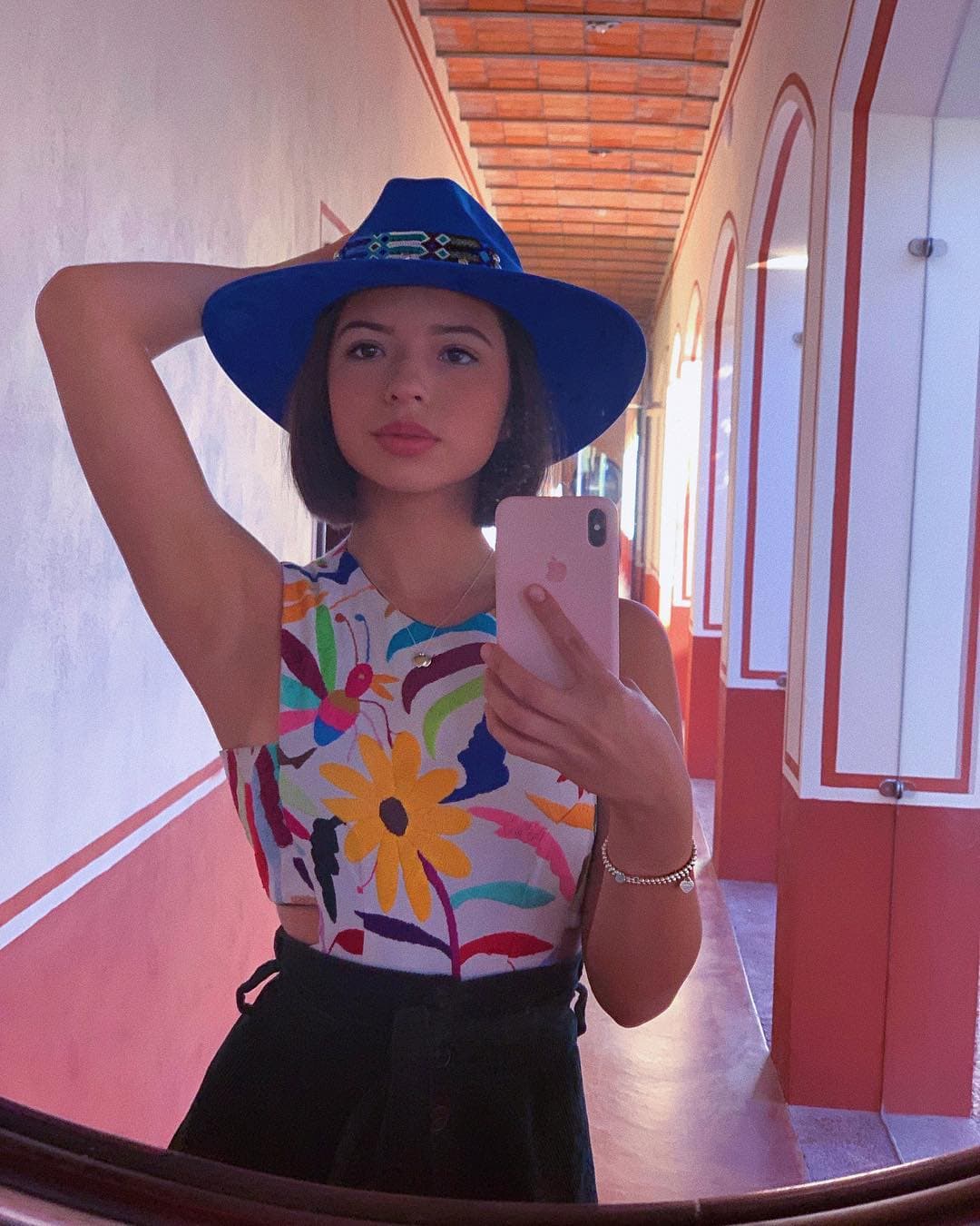 En sus redes sociales, Ángela presume miles de seguidores, sólo en su Instagram oficial tiene 1.9 millones.