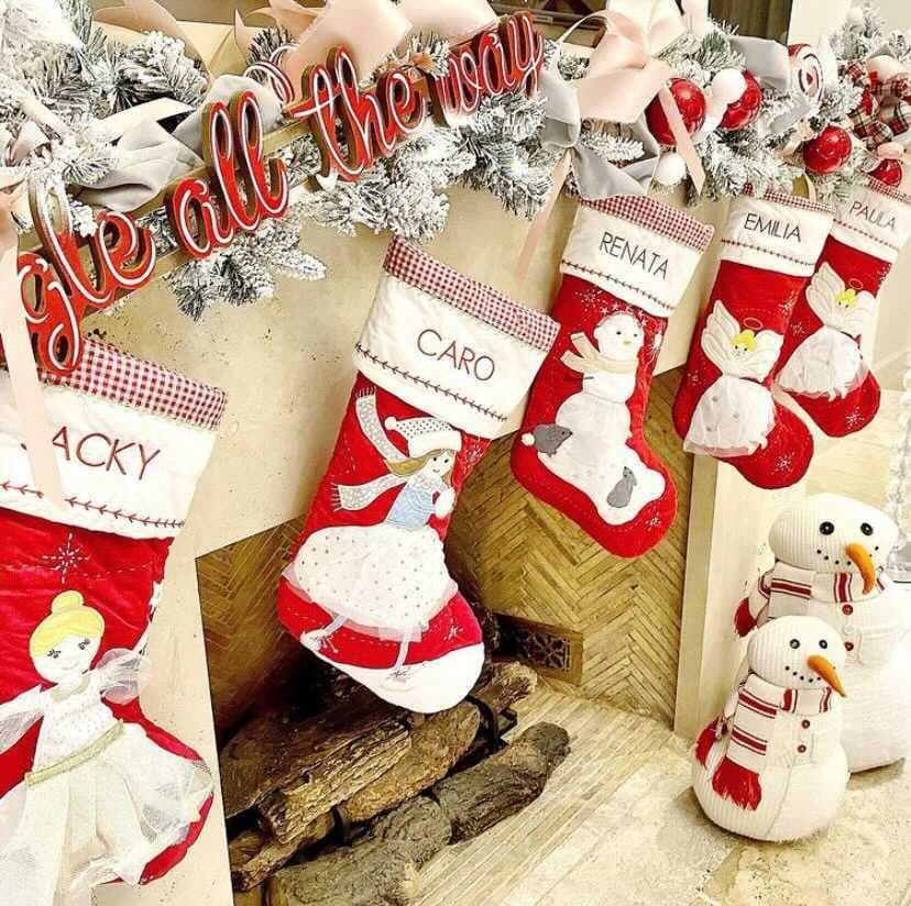La gran chimenea fue decorada con botas navideñas personalizadas, cada una lleva el nombre de las hijas del matrimonio.
<br>