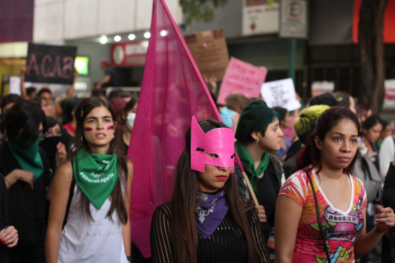 Durante los inicios de la marcha, la manifestación transcurría tranquila; a las orillas del peregrinaje, algunas mujeres pintaban paredes con aerosol.