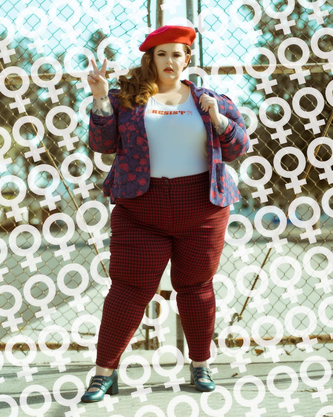 Tess Holliday. Ha sido nombrada como una de las modelos de talla grande más importantes del mundo. Es un activista por la aceptación del cuerpo. En su cuenta oficial de Instagram tiene más de 1.7 millones de seguidores a quienes les comparte sus looks.