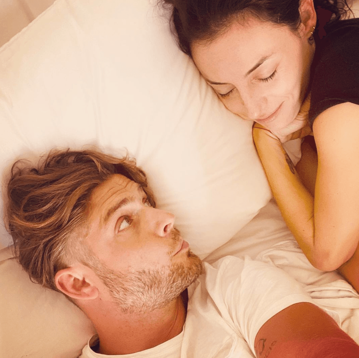 La opinión de los demás poco les interesó y en redes siguieron presumiendo su amor. 
<br>
<br>En cada una de sus publicaciones se dedicaban tiernos mensajes con los que reflejaban que su relación iba muy en serio. La mayor parte de la pandemia la pasaron juntos, algunos meses en Los Ángeles, California y se veía que no la estaban pasando nada mal.