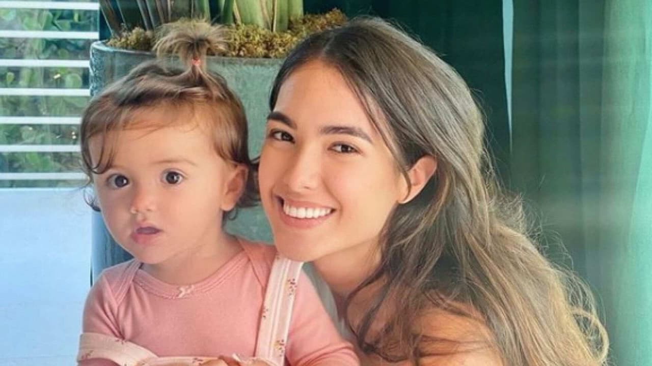 Sharon Fonseca enternece con su hija tomando clases de pintura