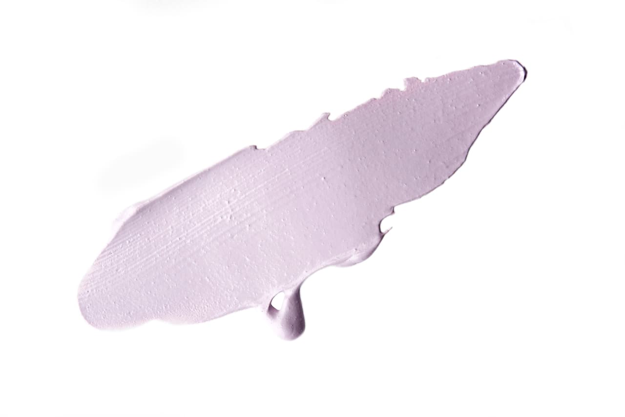 Morado. Corrige manchas de trasfondo amarillo y evita que la piel luzca opaca.