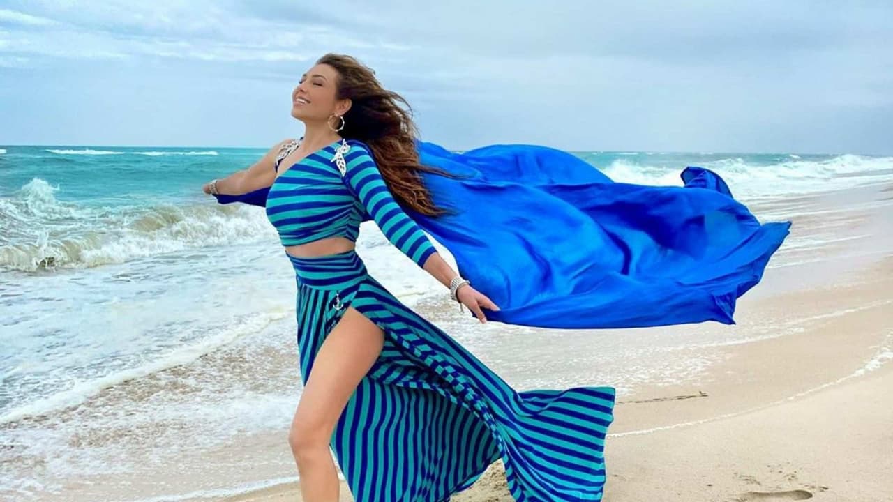 Video: Thalía corre a la orilla del mar y grita: ‘¡Libre soy, libre soy!’