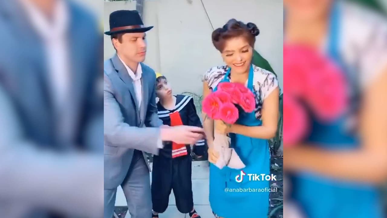 Ana Bárbara y sus hijos se declaran fans de ‘El Chavo del 8’ y recrean icónica escena