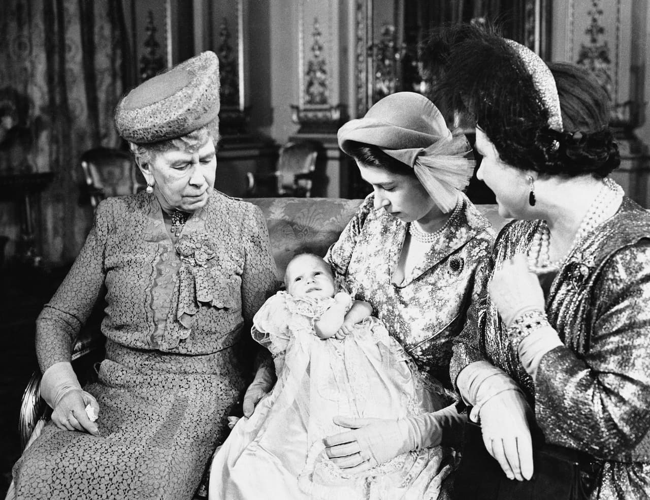En octubre de 1950, la entonces princesa Isabel II posó junto a la reina María y la reina Isabel en el palacio de Buckingham para presentar a su primera hija, la princesa Anna.