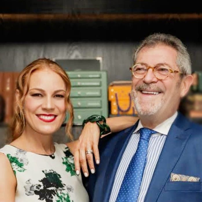 Daniela Magún: "Me acuerdo una vez que estábamos en Roma en Italia y yo estaba muy chiquilla, tenía como 13 años y entre a una tienda de mucho abolengo y me sacaron, me dijeron que no podía estar ahí, entonces fui muy indignada con mi papá y me regresó, y les dijo '¿cómo de que no puede estar aquí?', después me llevó de compras, me defendió".