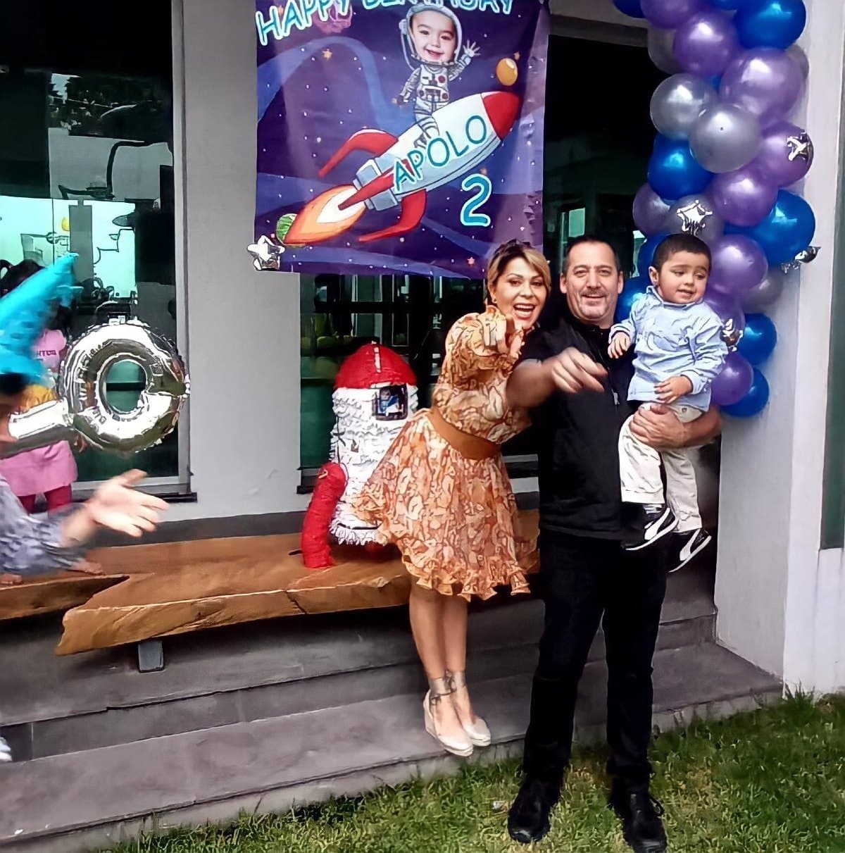 Alejandra Guzmán celebra el cumpleaños de su sobrino Apolo con globos y cohetes