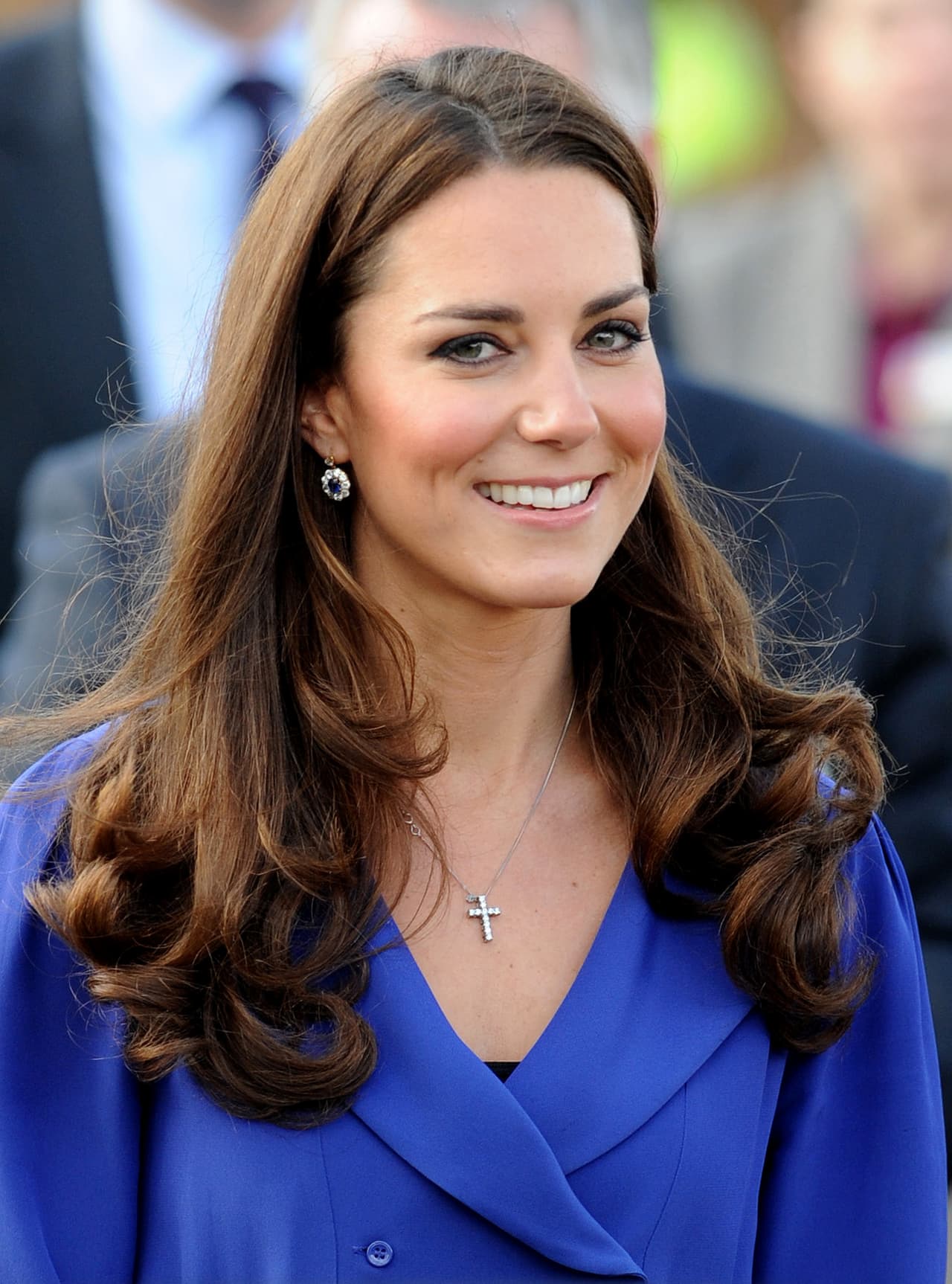 Dichos aretes terminaron en manos de Kate luego de haberse comprometido con William. La Duquesa de Cambridge posteriormente mandó modificar los pendientes para que fuesen colgantes.