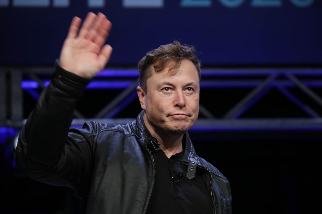 Hace unas semanas se reveló que quien pudo golpear a Amber en 2016 fue 
<b>Elon Musk</b>, el dueño de Tesla, pues mientras Depp estaba de viaje, él visitó a la actriz. Así lo testificaron dos empleados del complejo habitacional donde vivía la pareja que dijeron que las fechas en que la actriz mostró los moretones, coincidían con los viajes de Depp y las visitas de Musk.