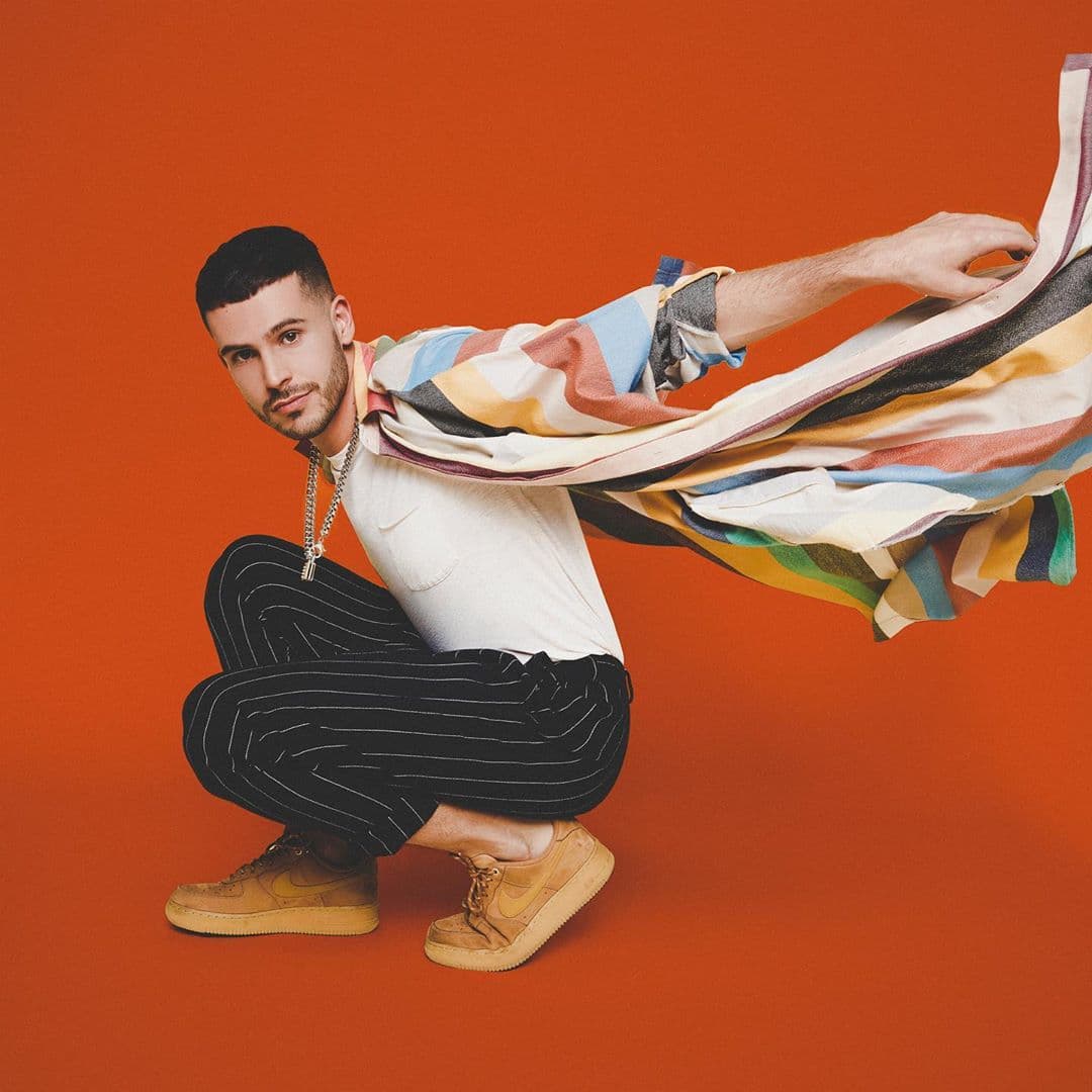 Jaime Kohen es un cantautor que ha mantenido su perfil bajo, pero desde su segundo album ha dejado muy claro quién es. Para este Día Internacional contra la Homofobia, la Transfobia y la Bifobia, el cantante compartió un video donde contó su experiencia y cómo al principio de su carrera le impidieron decir que es gay para evitar que perdiera fans. Él se rebeló y eso le ha permitido, dice, ser libre y feliz.