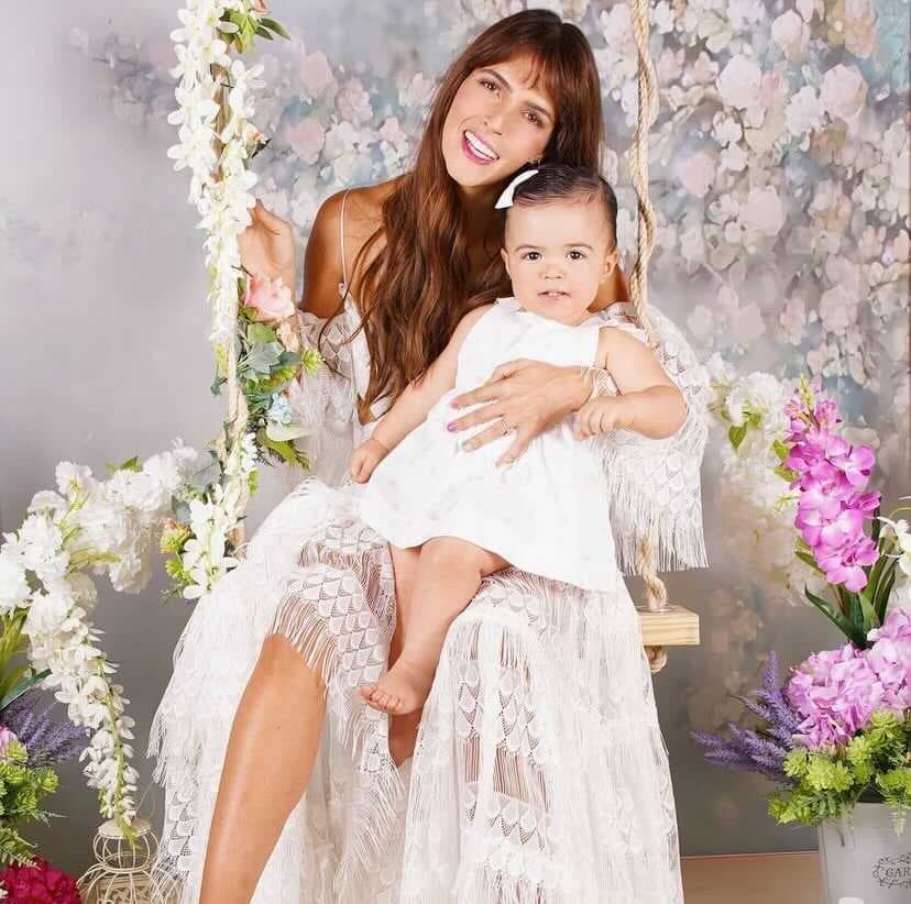 Claudia Álvarez contó un poco de su experiencia como mamá, pues aseguró que le cambió su vida por completo, ya que ahora se considera una persona más empática y mejor. 
<br>
<br>“Ser mamá me ha cambiado por completo, me ha llenado de nuevos sentimientos, objetivos, aprendizajes y emociones, que poco a poco se están convirtiendo en un referente para Kira. 
<br>
<br> El ser madre me ha hecho valorar aún más a mi mamá y entenderla por qué hacía lo que hacía cuando yo era pequeña. El ser madre también me ha vuelto más compasiva, sorprendiéndome de mí misma, de cómo se había exponenciado mi sentir al ver a un niño sufrir y sentir que es como mi propio hijo; hoy me resulta más fácil ponerme en el lugar de otro, porque en mi día a día estoy entrenando la empatía.
<br> 
<br>Has venido a mi vida a demostrarme la súper mujer que puedo llegar a ser, porque el amor que siento yo por ti hace que cada acción que haga sea con la conciencia de amor para un solo fin, que seas feliz a mi lado! Te amo como jamás imaginé amar a alguien Kira! Gracias por escogerme a mí”. 
<br>