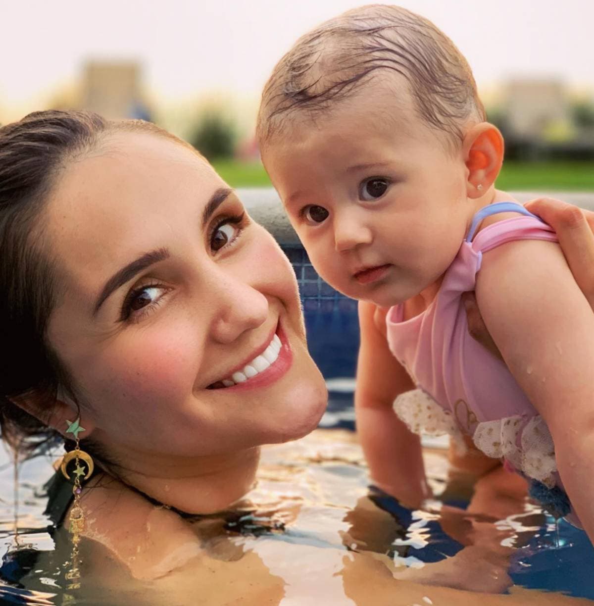 Dulce María comparte fotos del día que María Paula conoció el mar