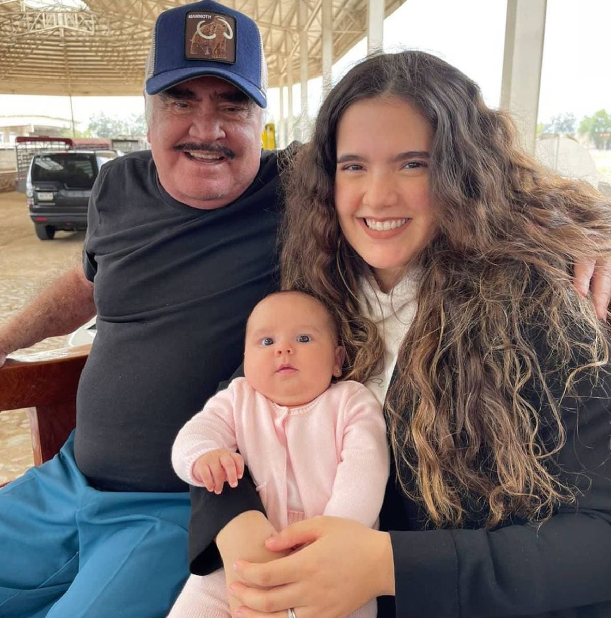 Camila Fernández comparte tierno video de Vicente Fernández cantándole a su bebé