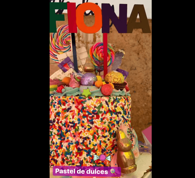 Con deliciosos chocolates, caramelos y chispas de colores, así se decoró el pastel de cumpleaños de Fiona.