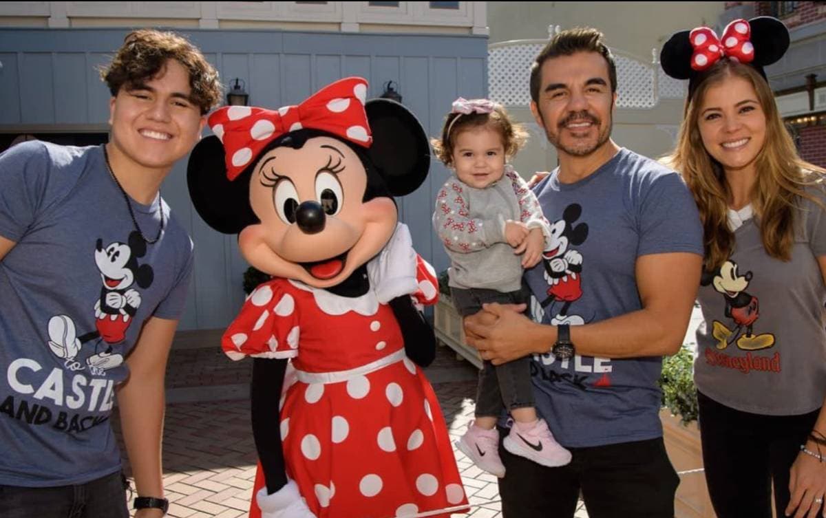Adrián Uribe disfruta de Disney junto a su familia