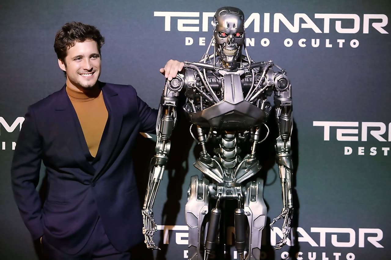 El intérprete probó suerte en Hollywood y ha participado en varias series y películas, destacando su trabajo en las cintas ‘Rock of Ages’ (2012) y ‘Terminator: Dark Fate (2019), además encarnó a ‘El sol’ en ‘Luis Miguel, la serie’ en 2018.