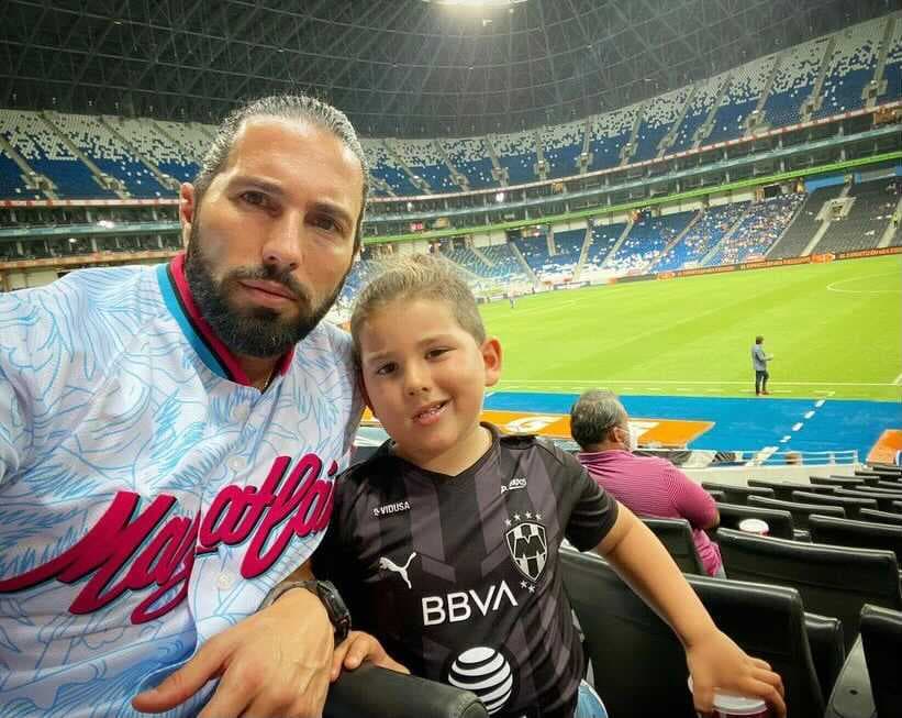 Poncho de Nigris y su hijo