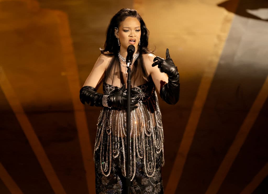Rihanna cantando 'Lift me up' de 'Black Panther: Wakanda Forever' en los Oscar 2023.