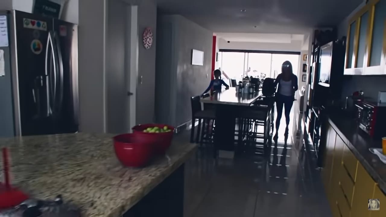 En la entrada de la cocina hay una isla, en la cual, de acuerdo a uno de sus videos, la utilizan para los desayunos y comidas.