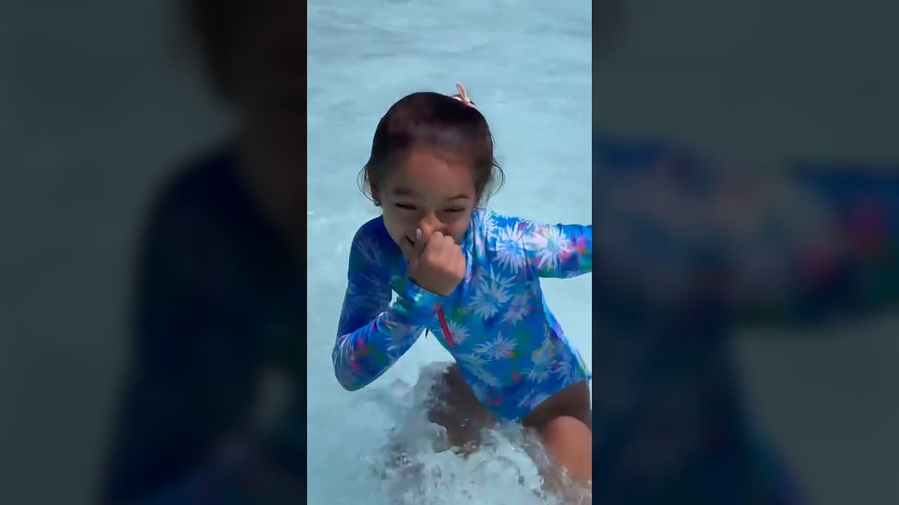 Toni Costa y Alaïa pasan divertidísimas vacaciones en el agua