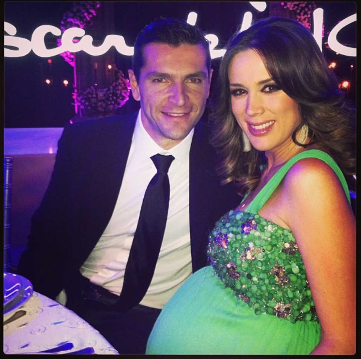 Durante su primer embarazo, Jacky Bracamontes vivió la dura experiencia de perder a uno de sus mellizos, el pequeño Martín. A través de los años, con ayuda de terapia psicológica y el apoyo de familia y amigos, la conductora de Netas Divinas ha podido abrir su corazón para hablar del agridulce momento en el que dio a luz a su primera hija. 
<br>
<br>"Lo que me pasó fue el golpe más duro que me pudo haber pasado en la vida. Yo hoy considero que mi Martincito fue el salvador de mi nena, porque a lo mejor si solamente Jackycita hubiera estado en mi panza le hubiera tocado a ella. La misión de Martín en esta vida fue venir a salvar a mi nena, él es mi héroe".