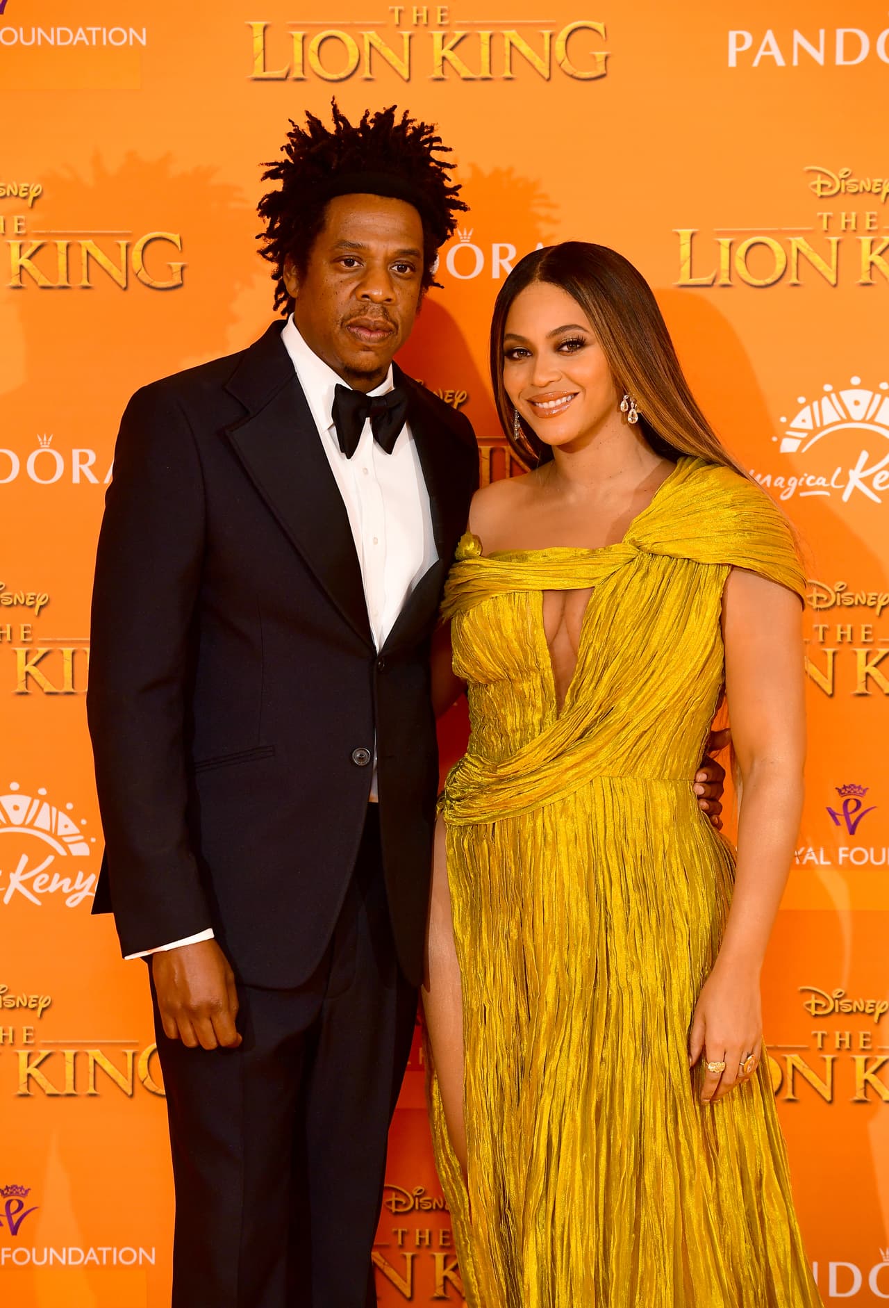 Aunque nunca se ha revelado la identidad de la supuesta mujer con la que Jay Z engañó a Beyoncé en el 2014. Los rumores sobre dicho engaño tomaron fuerza cuando en ese año, tras el evento del MET Gala, Solange Knowles fue captada golpeando furiosa a su cuñado mientras la misma Beyoncé observaba la pelea.
<br>
<br>En las cámaras del elevador, se puede ver como la también cantante patea y agrede fuertemente al marido de su hermana mientras la cantante de “Single Ladies” se hace un lado y decide no tomar partido en la pelea. Dos años más tarde se confirmó la crisis por la que el matrimonio pasó cuando Beyoncé publicó el disco “Lemonade”, en el cual la cantante habla en repetidas ocasiones de su resentimiento al padre de su hija, lo mucho que se arrepentía de haber aceptado su anillo de compromiso y la famosa frase, “Él debería hablarle a Becky, la del cabello lindo”. 
<br>
<br>Un año más tarde el rapero confirmó su infidelidad en su álbum “4:44”. Posterior a esto, el esposo de Beyoncé admitió que fue gracias a terapia de pareja e individuales que la pareja pudo rescatar su matrimonio y darse una segunda oportunidad.