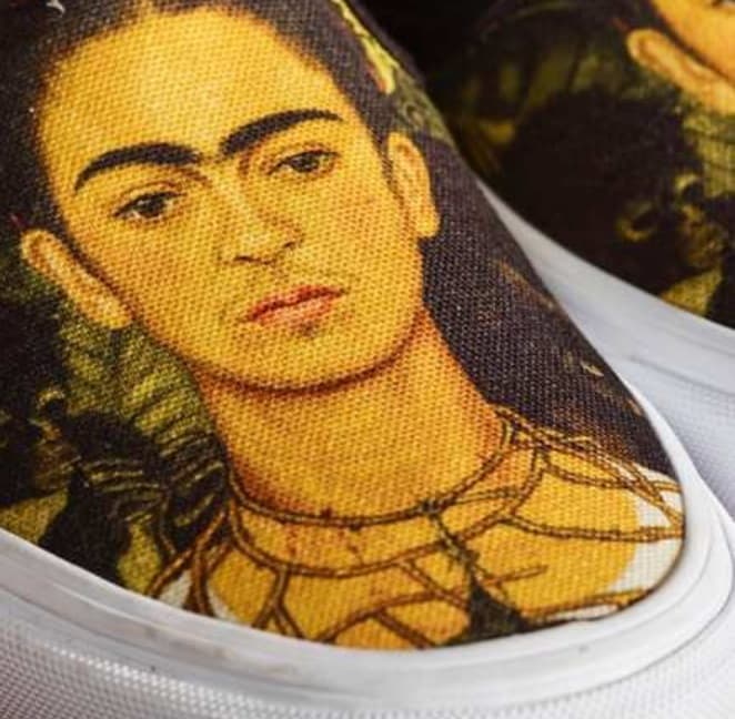 La marca publicó en su página oficial: "Este otoño, Vault By Vans presenta una colección de calzado verdaderamente única en honor a la pintora Frida Kahlo. Conocida por sus autorretratos y obras profundamente inspiradas por la naturaleza y la cultura indígena de México".