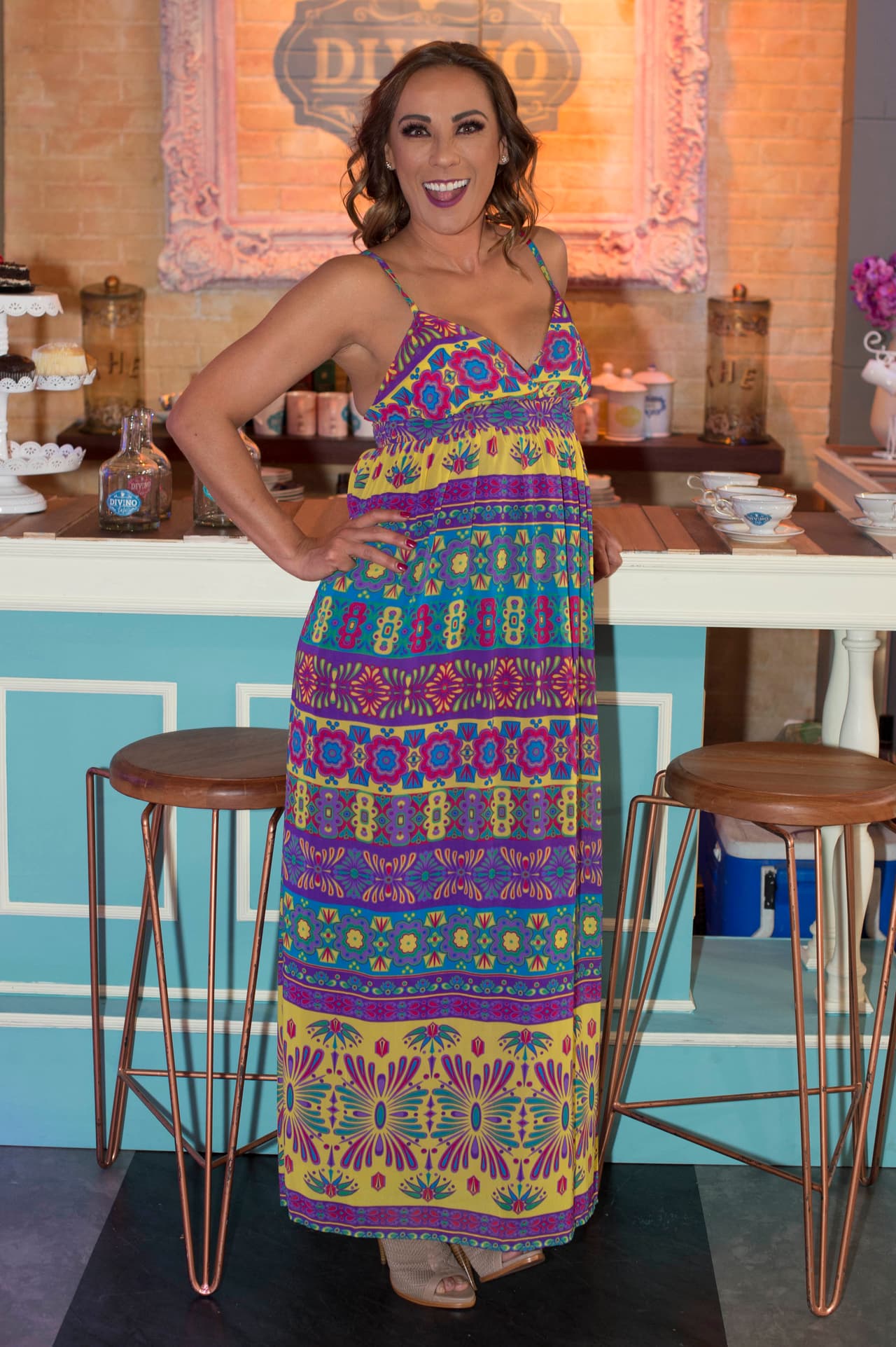 Consuelo Duval destacó, como suele, con un vestido veraniego largo con estampado de colores muy vivos. Su labial violeta combinó perfecto con este.