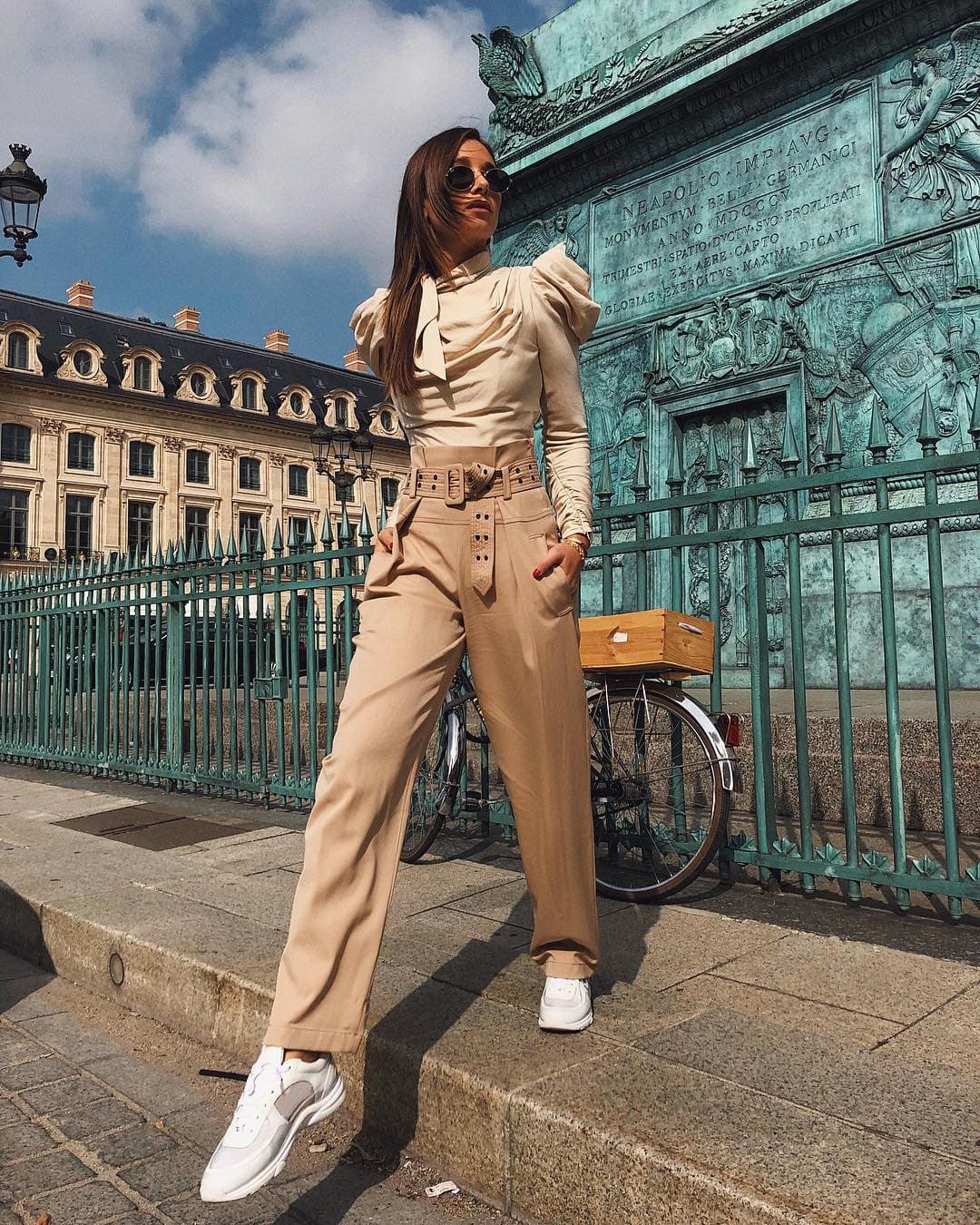 Iniciamos este viaje de moda con el modelo de pantalón de pata ancha y de tiro alto