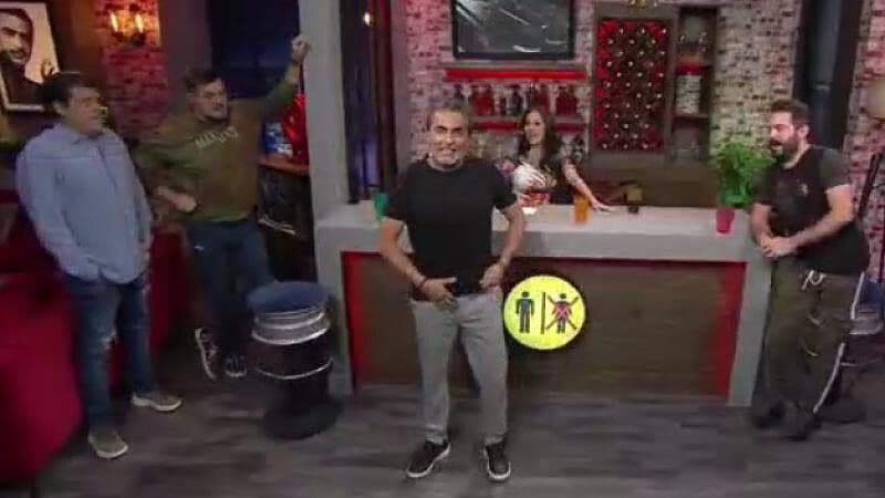 En pasarela, los Miembros muestran qué tipo de abdomen tienen