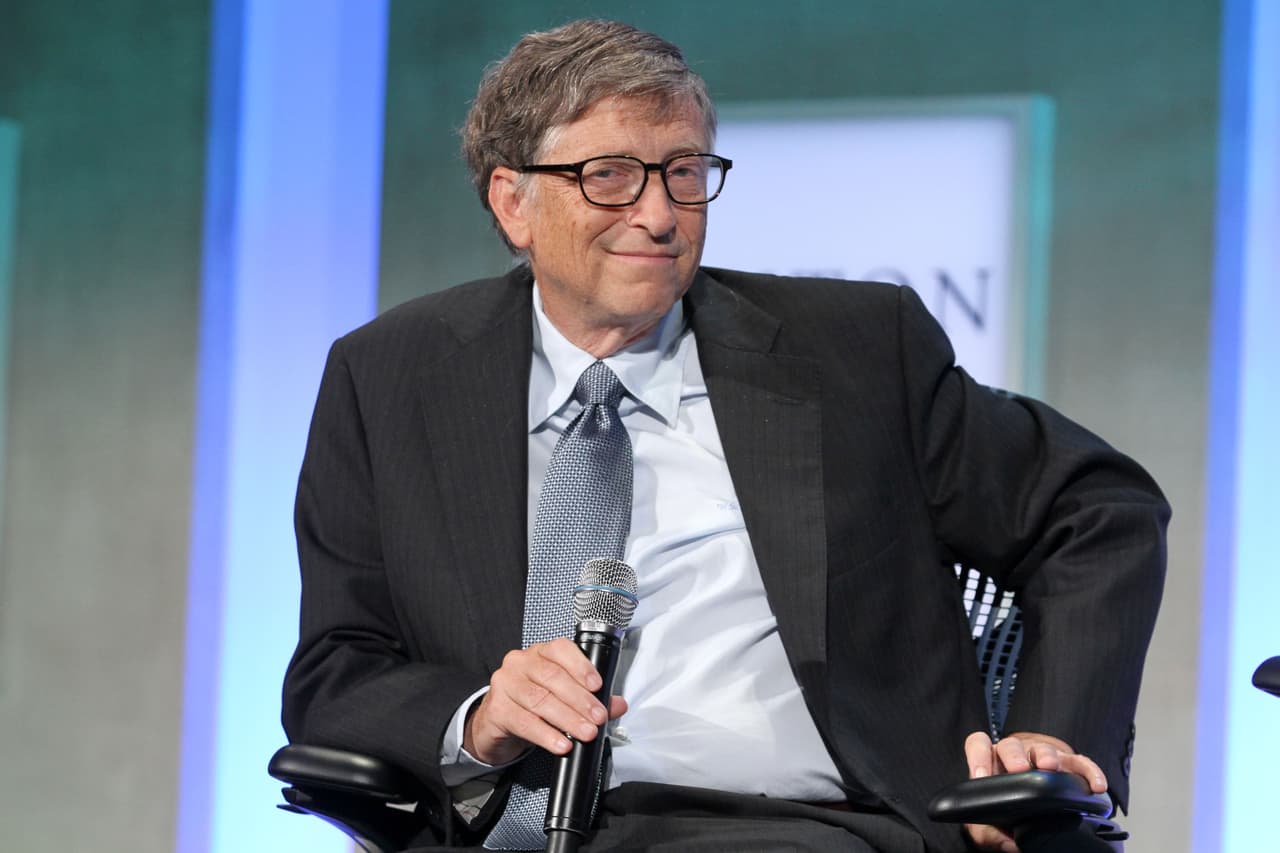 Desde el momento en que comenzó a hablarse de este virus, las teorías de conspiración alrededor de este no paran de generarse. Algunas personas aseguran que fue creado como un arma biológica, además existe una teoría que culpa a Bill Gates de estar involucrado en su elaboración. Todo esto es 100% falso.