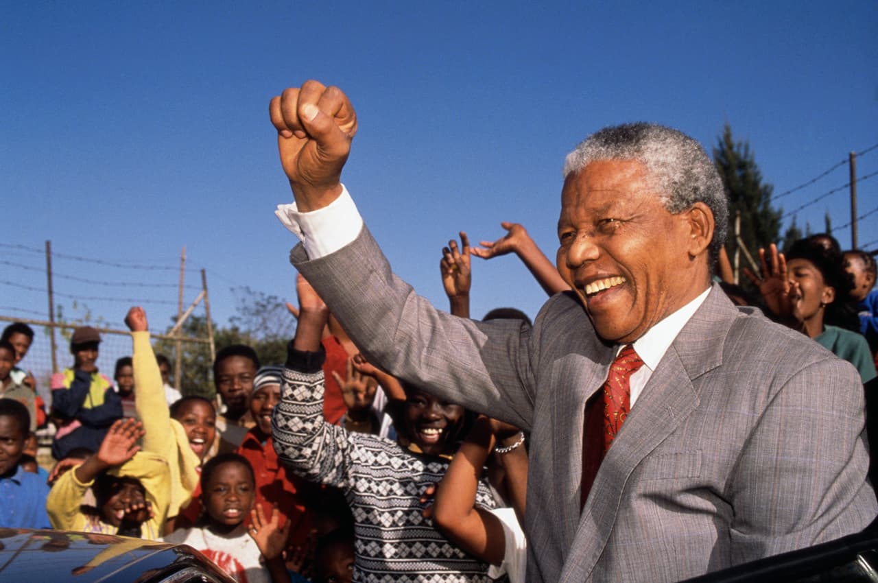 <b>Nelson Mandela</b> fue dado en adopción a los 9 años de edad, tras la muerte de su padre.