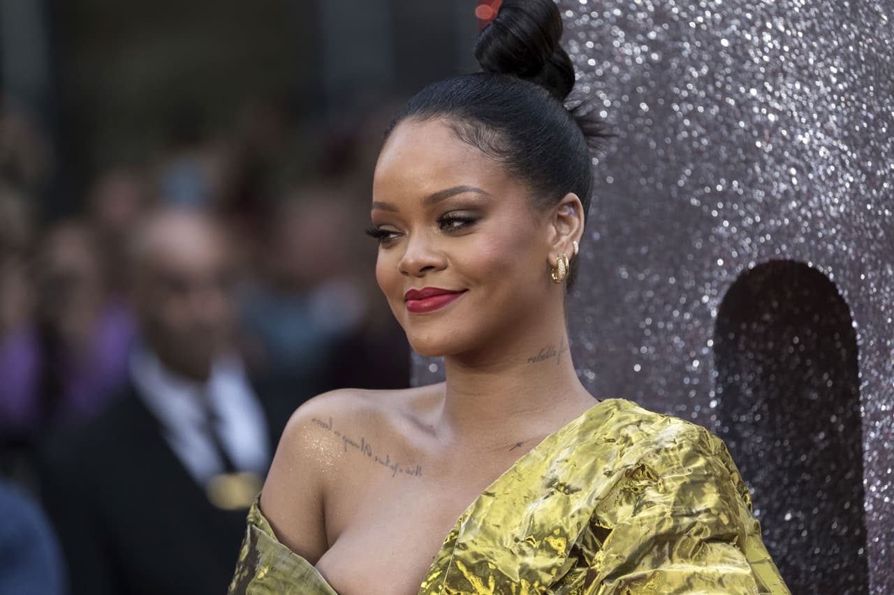 Rihanna disfruta de un elote callejero