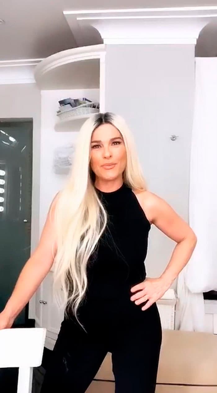 Durante la videollamada, Debayle se dejó ver con dos pequeñas trenzas que se le serían útiles para esconder su abundante cabello oscuro debajo de una peluca con un costo de más de 165 mil pesos.