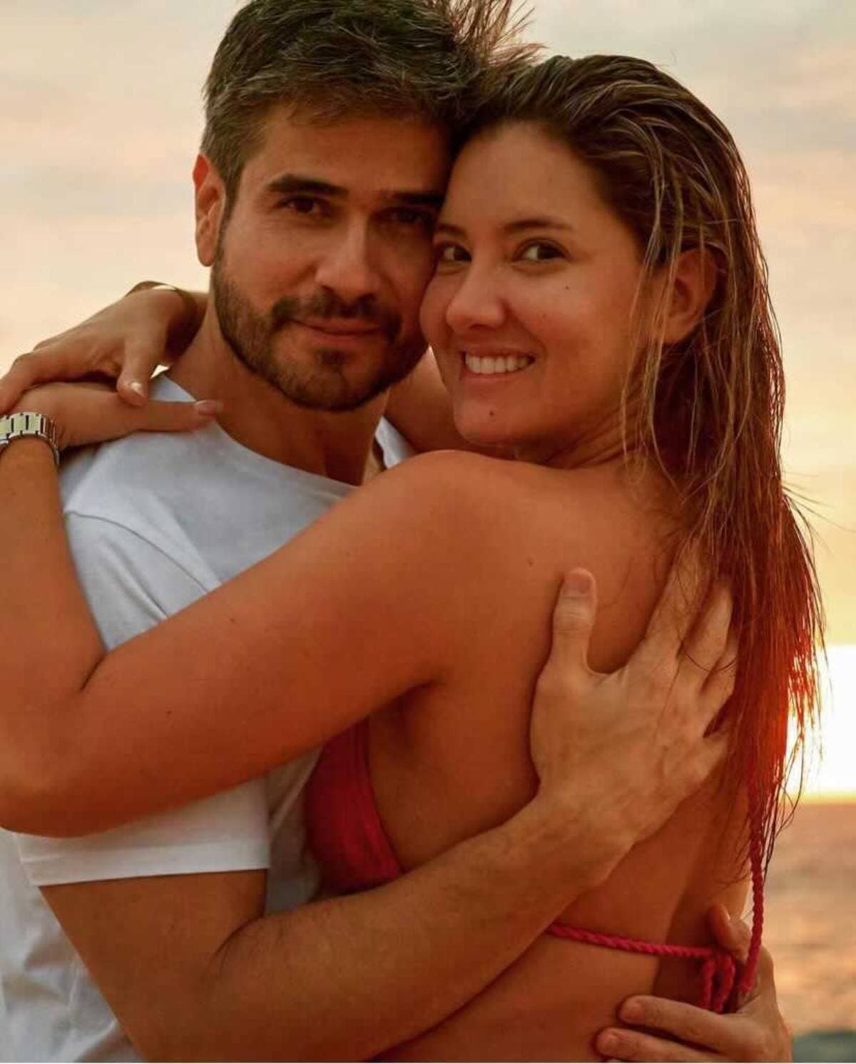 Daniel Arenas y Daniela Álvarez presumen su amor desde la playa