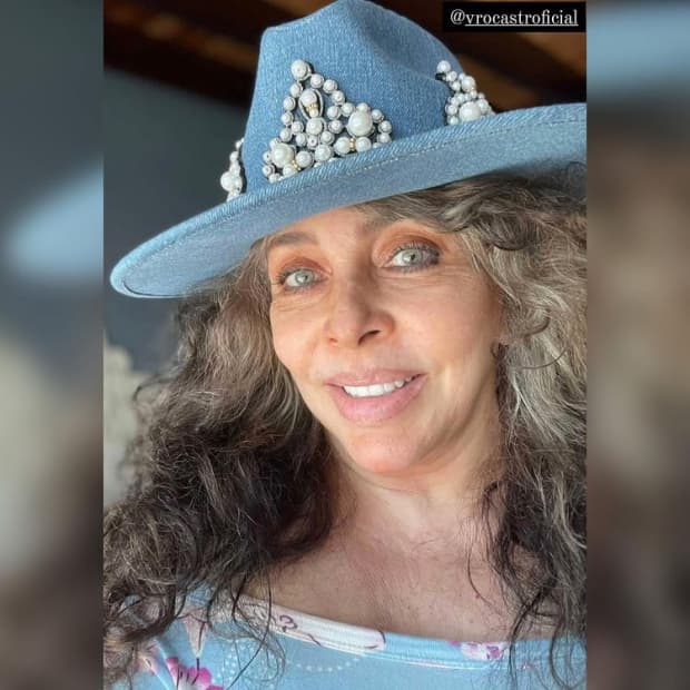 Quien también se fue despidiendo de los tintes, químicos y retoques cada quince días, fue nadie menos que Verónica Castro. A finales del 2020, la madre de Cristian Castro lució con gran porte su cabello gris.