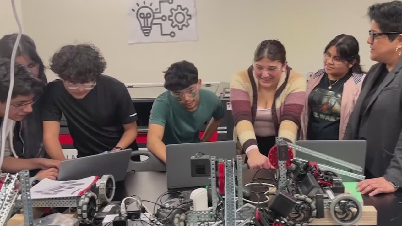 Maestra del Valle invierte beca SRP en inteligencia artificial, robótica y ética para sus alumnos