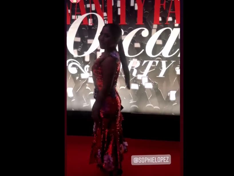 Con un vestido rojo, con aplicaciones de lentejuelas bordadas a mano de Dolce & Gabbana, Yalitza brilló en la alfombra roja, además de usar unas zapatillas Jimmy Choo con aplicaciones de cristales.