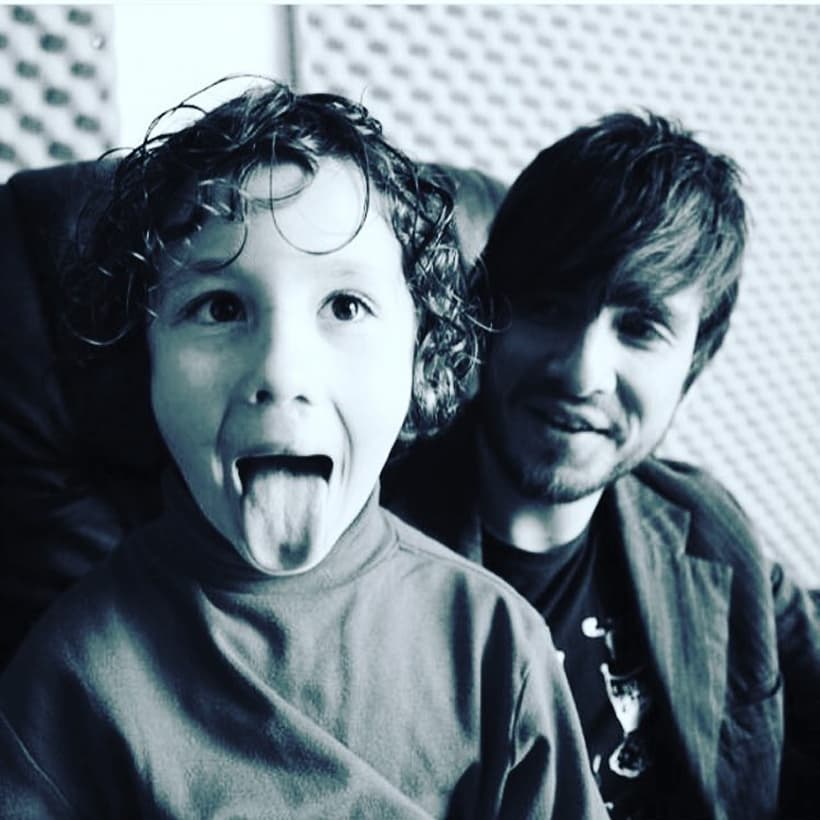 Sebastián cuenta con casi 2 mil seguidores en su perfil de Instagram, quien constantemente sube videos en los que aparece tocando la guitarra, mostrando que heredó el gusto por la música de su padre.
