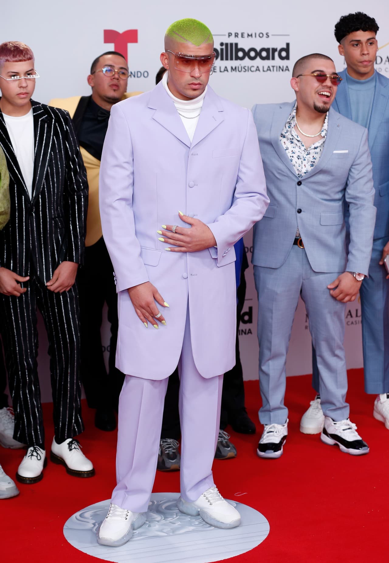 Bad Bunny vistió un traje color lila y tenis; además, el reguetonero causó sensación al usar uñas acrílicas en la alfombra.