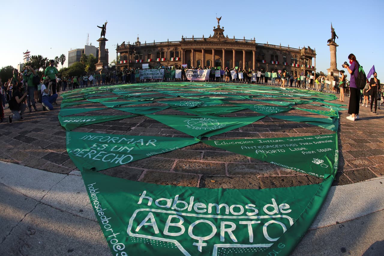 La acción más grande se vio sobre la plancha del Monumento a la Revolución en el marco del Día de Acción Global por el Aborto Legal. Aunque no fue el único espacio, puentes peatonales y el techo del edificio de la Comisión Nacional de Derechos Humanos fueron espacios de protesta.