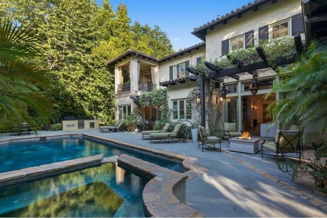 La cantante compró esta gran casa en 2007 en Beverly Hills, esto sucedió luego de su divorcio con Kevin Federline, padre de sus hijos. Ahí vivió hasta el 2012.La mansión que cuenta con una enorme alberca y tiene un estilo italiano, fue construida en 2001. Anteriormente, en el 2018, la casa estaba valuada en 9 millones de dólares, hoy ya tienen un menor precio, por 6.8 millones de dólares. 
<br>