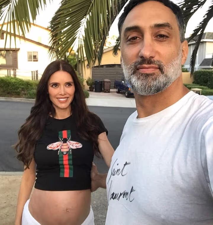 En junio de este año, tras meses de especulaciones por fotos borradas en Instagram y otros indicios, Marlene Favela confirmó que estaba separada de George Seely con quien tuvo a su hija Bella. Tras confirmar la ruptura, aclaró que no se separó porque ella quisiera volver al trabajo en televisión y que no hablaría mal del padre de su hija. Remató con que ella se haría cargo sola de todo lo que tuviera que ver con la pequeña. Aún quedan dudas de los motivos que causaron el término de la relación.