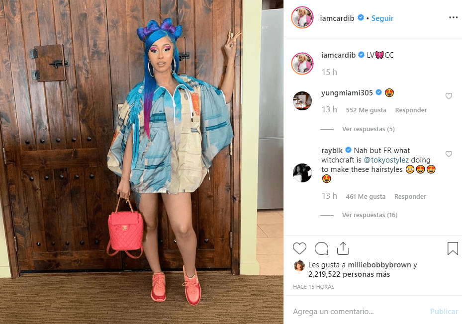 Cardi B portó un vestido corto con mucho diseño y unos tennis rosa intenso que combinó con una bolsa del mismo color.