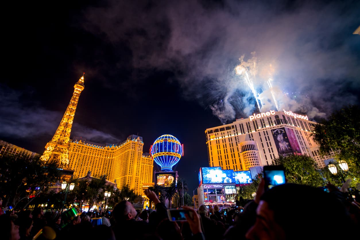 Comenzamos con uno de los más cercanos destinos a México. La franja de 6 km de Las Vegas, Nevada se apaga para dar inicio a una fiesta masiva al aire libre, donde las luces de neón y fuegos artificiales no fallan
