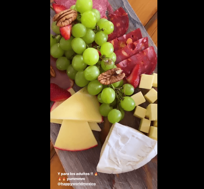 ¿Para los adultos? Un poco de quesos finos, uvas, fresas y carnes frías.