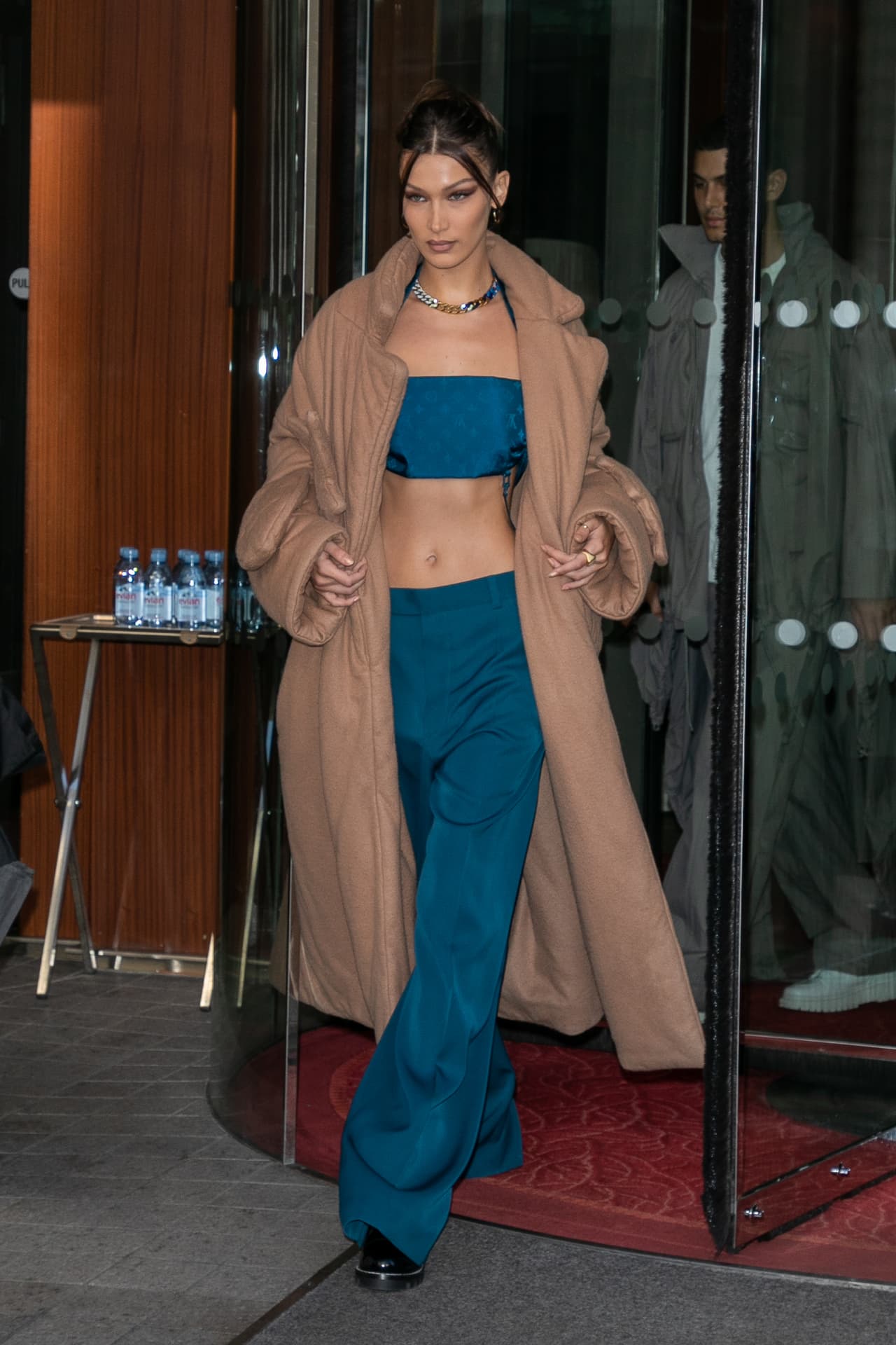 Por su puesto que con la pequeña cintura y marcado abdomen que la hermana de Gigi Hadid suele presumir en looks de
<i> street fashion</i>, Instagram y hasta en pasarela, suena más que perfecta la idea de llevar pantalones a la cadera, cortos tops y el vientre un descubierto que, al ser tan alta, le hacen lucir un torso infinito.