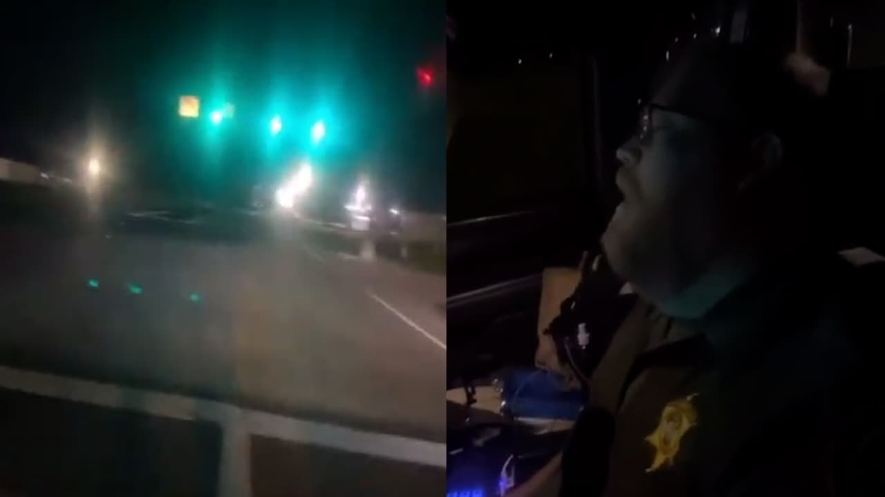 Graban a un agente que se quedó dormido al volante en plena calle