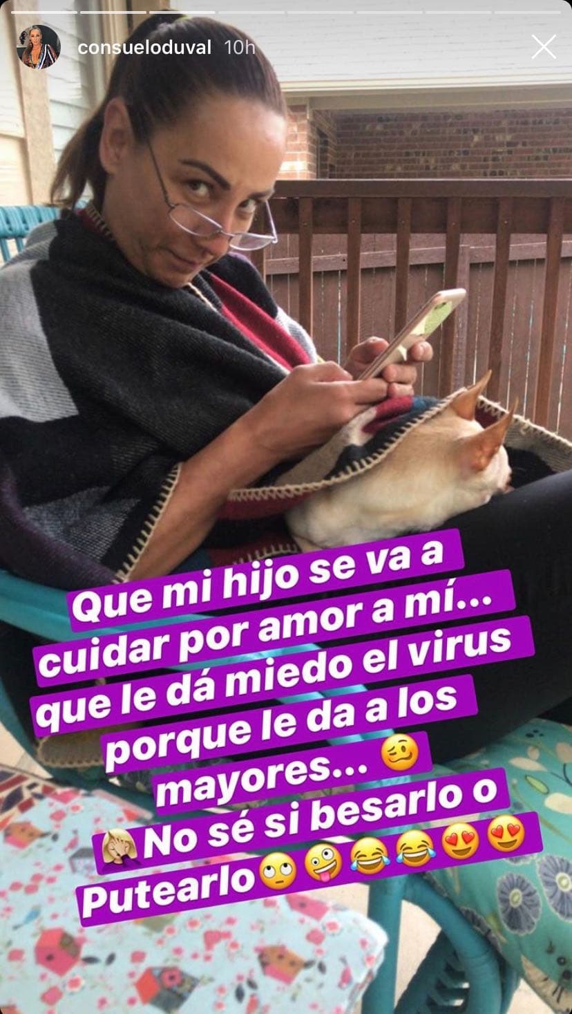 Con el humor que la caracteriza, Consuelo Duval compartió en sus stories de Instagram, una imagen en la que se ve en casa, pero con un texto en el que no sabe que hacer con su hijo, Michel: “que mi hijo me va a cuidar por amor a mí… porque le da a los mayores…No sé si besarlo o put$earlo”. En los últimos días, la conductora ha publicado divertidos memes y videos para como ella dice “distraer del espanto” lo que está pasando a nivel mundial.